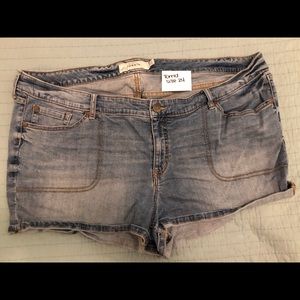 Torrid size 24 light wash jean shorts